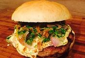 Der besondere Bosna Burger vom Grill