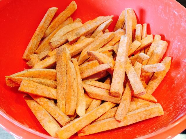 Rezept für knusprige und scharfe Süßkartoffelpommes – Foto 6