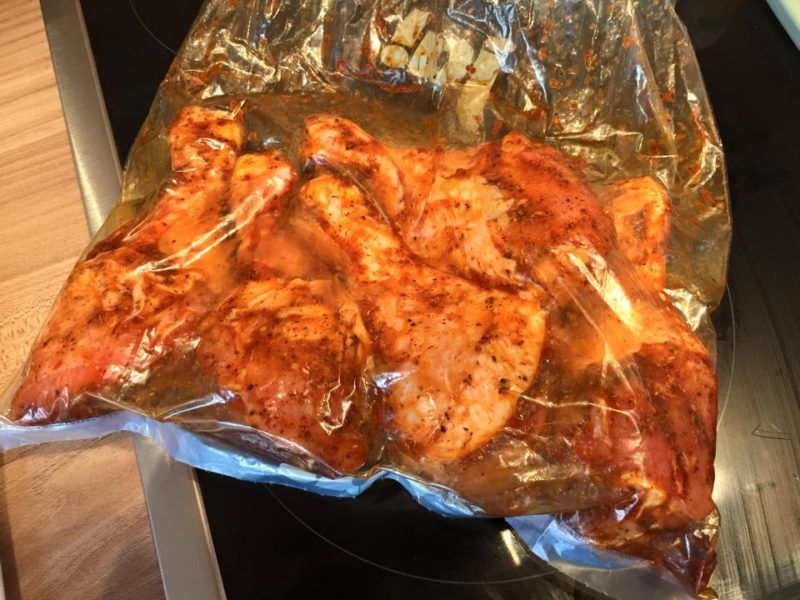Pikante Hähnchenschenkel vom Grill: Fire Pit Drumsticks Rezept – Foto 1