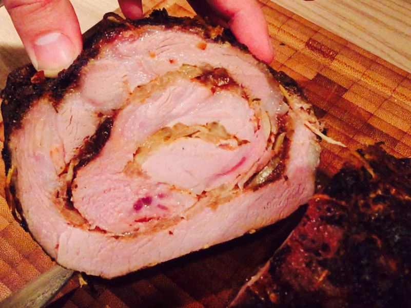 Gefüllter Schweinebraten mit Dunkelbiersoße – Foto 1