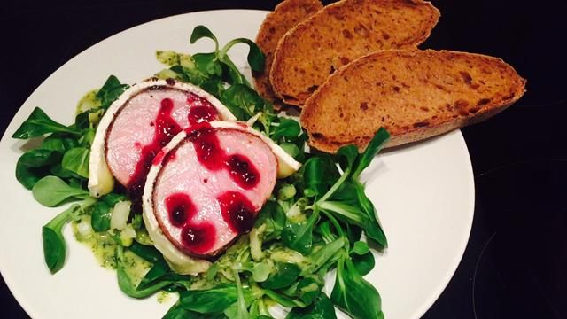 Schweinefilet im Baconmantel mit Brie-Preiselbeer-Krone – Foto 1