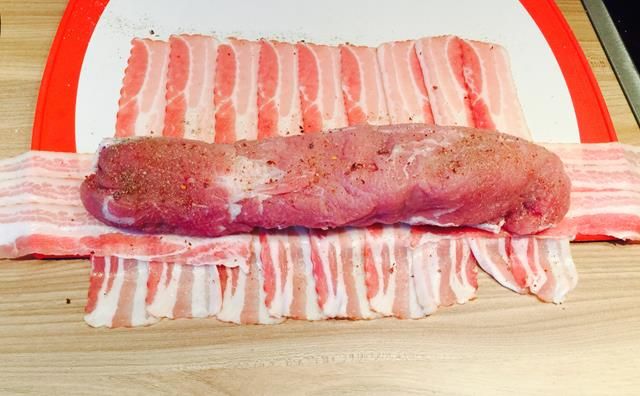 Schweinefilet im Baconmantel mit Brie-Preiselbeer-Krone – Foto 5