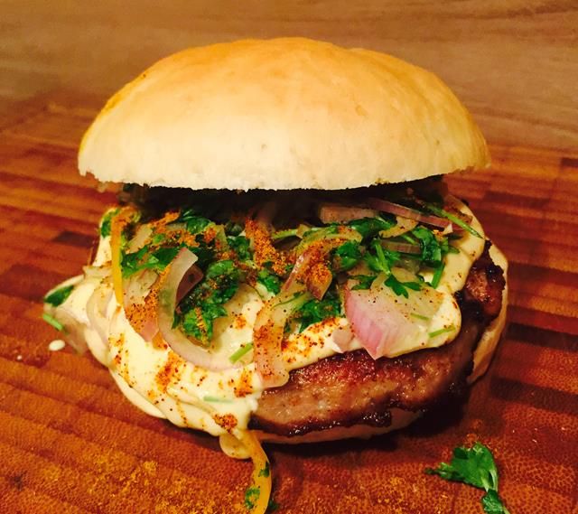 Der besondere Bosna Burger vom Grill – Foto 1