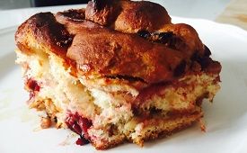 Süße Schnecken aus dem Dutch Oven mit Erdnussbutter & Kirsche