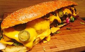 Rezept für einen extra langen Chili Cheese Burger
